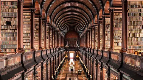 梅西与苏亚雷斯合作无间！携手达成百次搭档里程碑：梅西助射45次，苏牙55次助攻及关键突破与回应表现